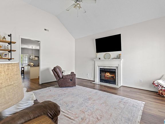5th image of 979 McAllister Dr