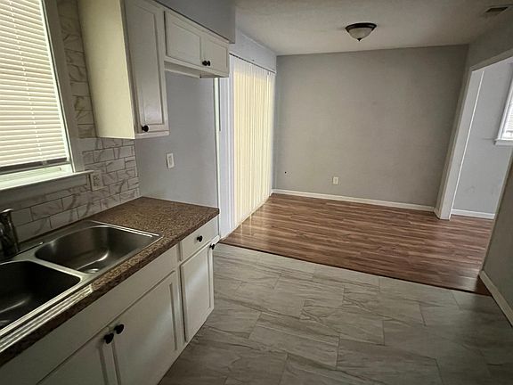 Entryway photo2/ living area