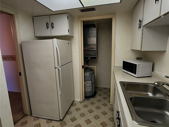 4th image of 4906 Victoria Dr APT 404