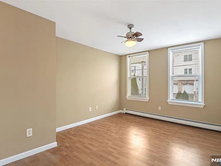 92 Windsor St — Photo 12