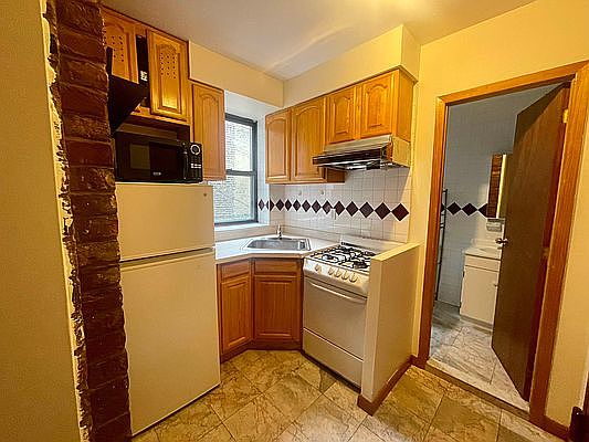1st image of 106 Mulberry St APT 27