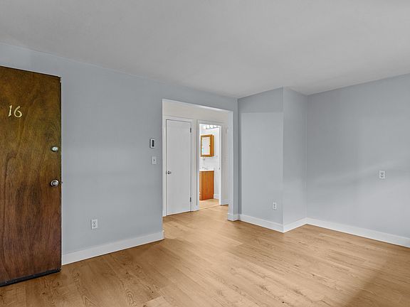 3rd image of 1400 Lonsdale Ave #16