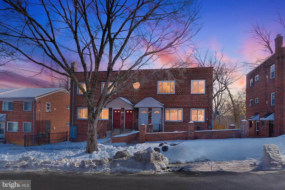 Building Photo - 146 Joliet St SW #B