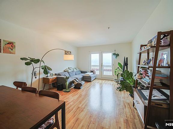 2nd image of 321 The Promenade