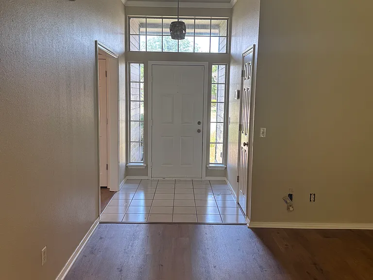 223 N Valley Dr — Photo 18
