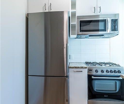 5th image of 140 Woodside Grn APT 2B