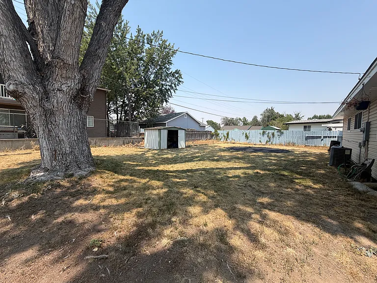 1045 Gridley Dr — Photo 12