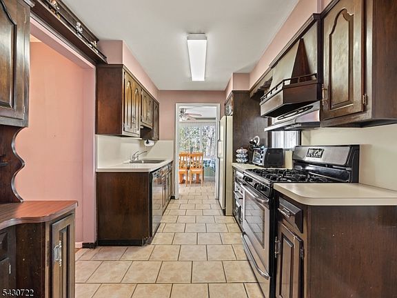 4th image of 544 Goffle Hill Rd