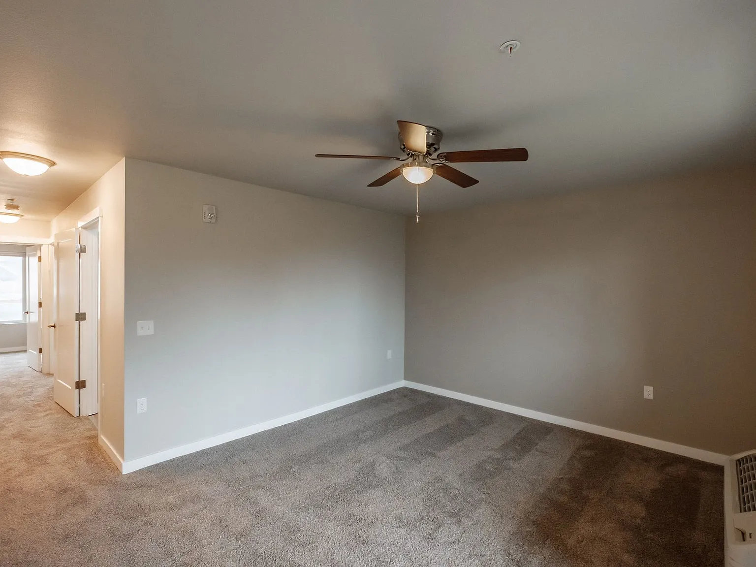Evergreen Valley Apartments — Photo 4