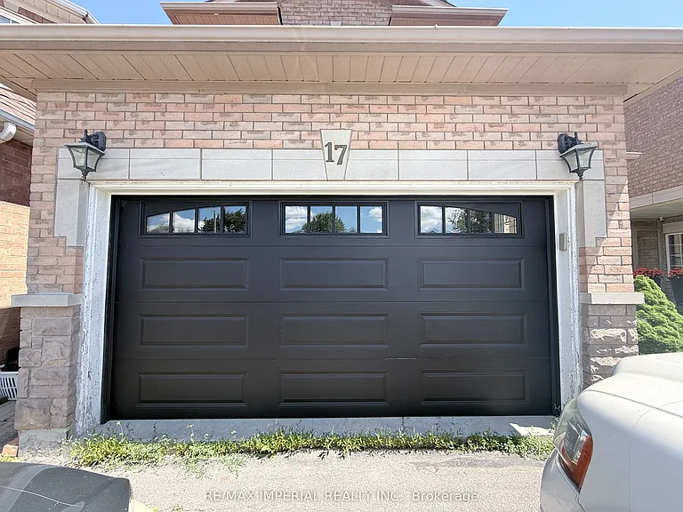 17 Deerwood Cres — Photo 2
