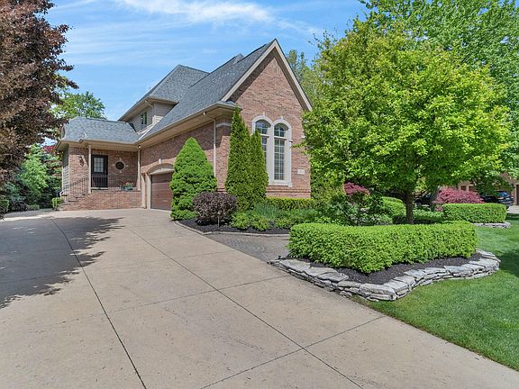 2nd image of 47914 Beckenham Blvd