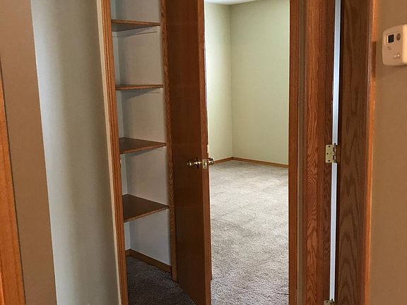 Upstairs: linen closet, 2bedrooms