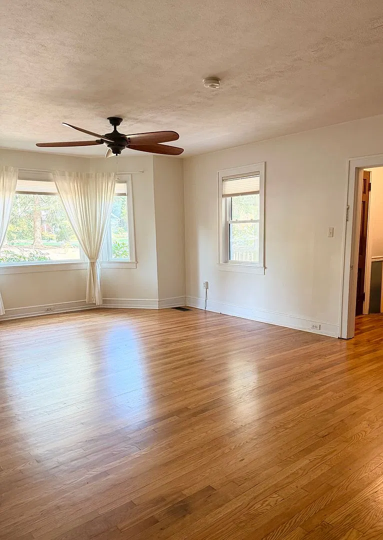 Charming 4-Bedroom, 3-Bath Home in Asheville — Photo 4