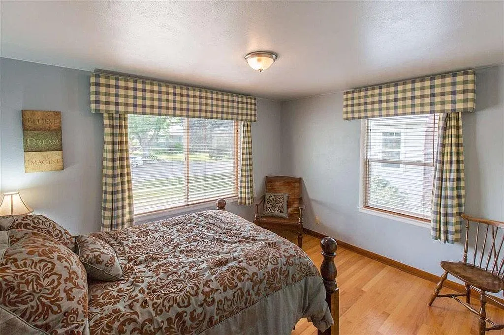 3 bed, 2504 sqft, $2,150 — Photo 3