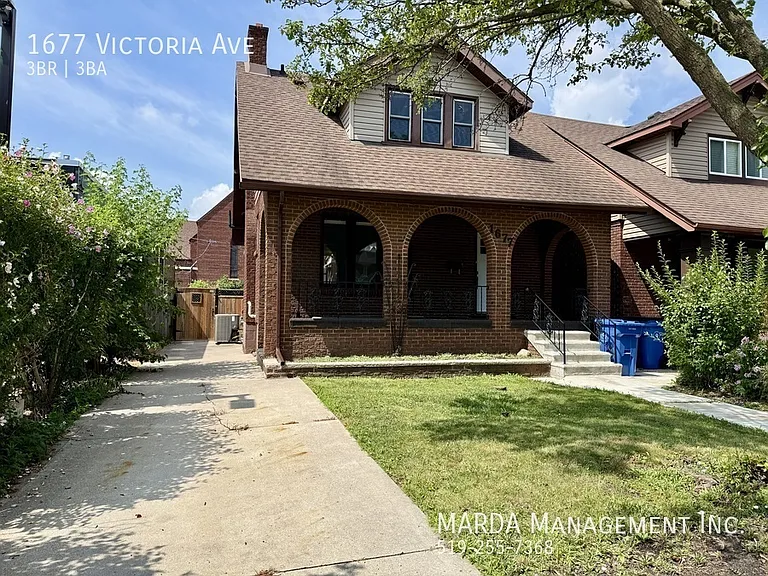 1677 Victoria Ave — Photo 2