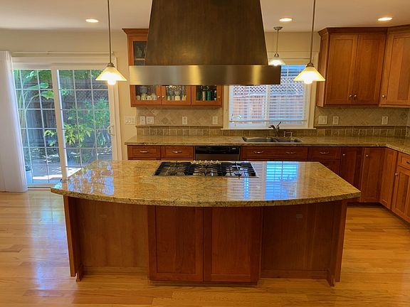 2nd image of 2054 Santa Cruz Ave