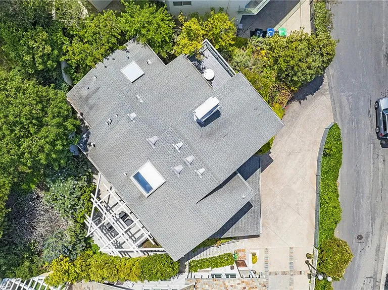 546 Temple Hills Dr — Photo 36
