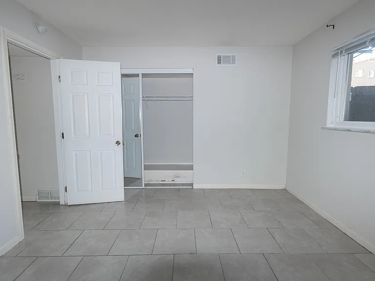1718 E Broadway — Photo 23
