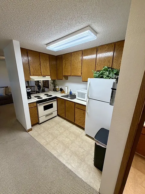 2 bed, 694 sqft, $1,975 — Photo 3
