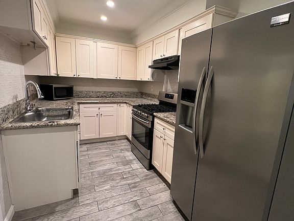 4th image of 829 N San Vicente Blvd APT 9
