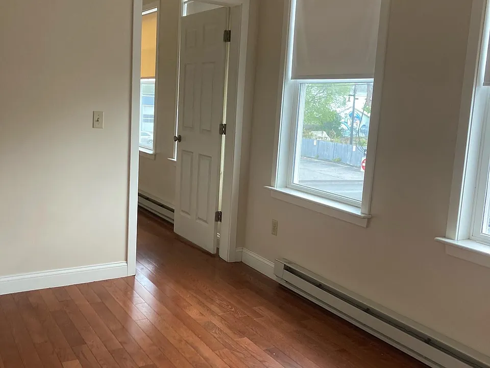4-64 W Hollis St #4
