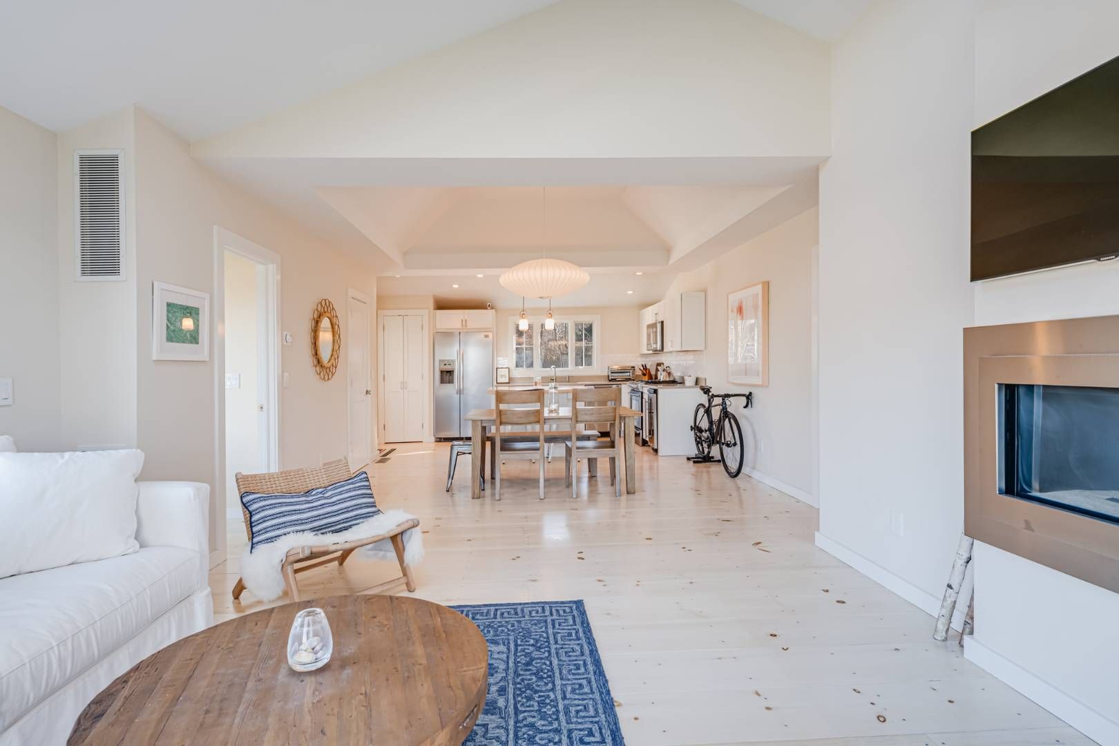  Beautiful floors and Kitchen
