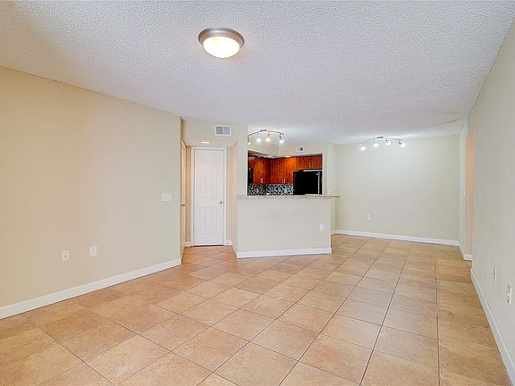 4th image of 644 Vista Isles Dr