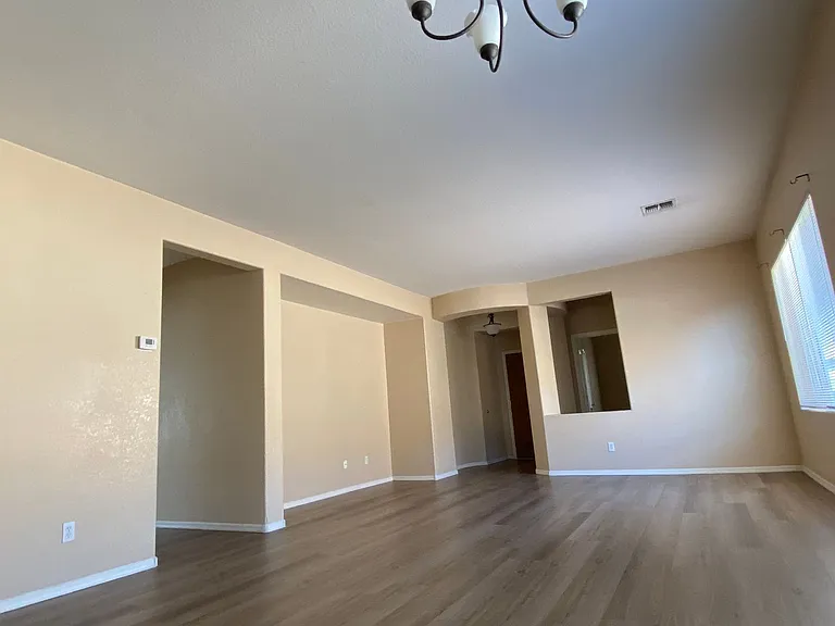517 S 115th Dr — Photo 3