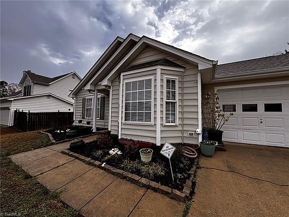 3rd image of 7 Crestbrook Ct