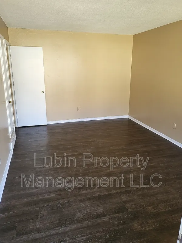 Building Photo - 665 Whiterock Ave