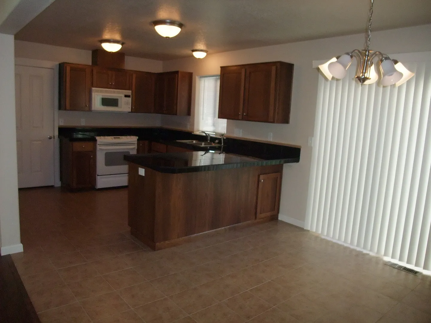 Newer 3 bedroom 2 1/2 bath with AC. Owner paid Water/Sewer ! — Photo 3