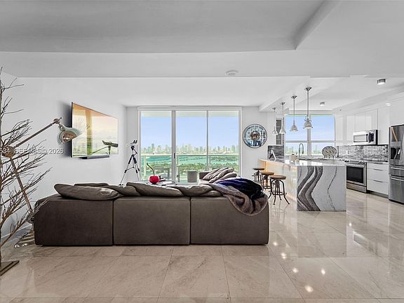 4th image of 650 West Ave #Penthouse 09