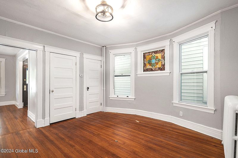 3rd image of 830 Madison Avenue