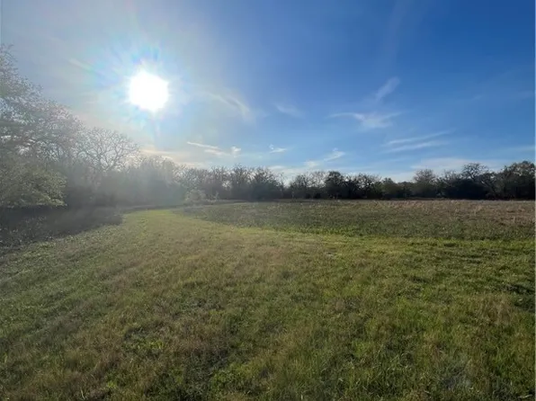 242 Private Road 1068, Hallettsville, TX 77964
