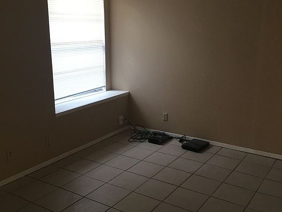 5th image of 600 White Cliffs Dr APT B