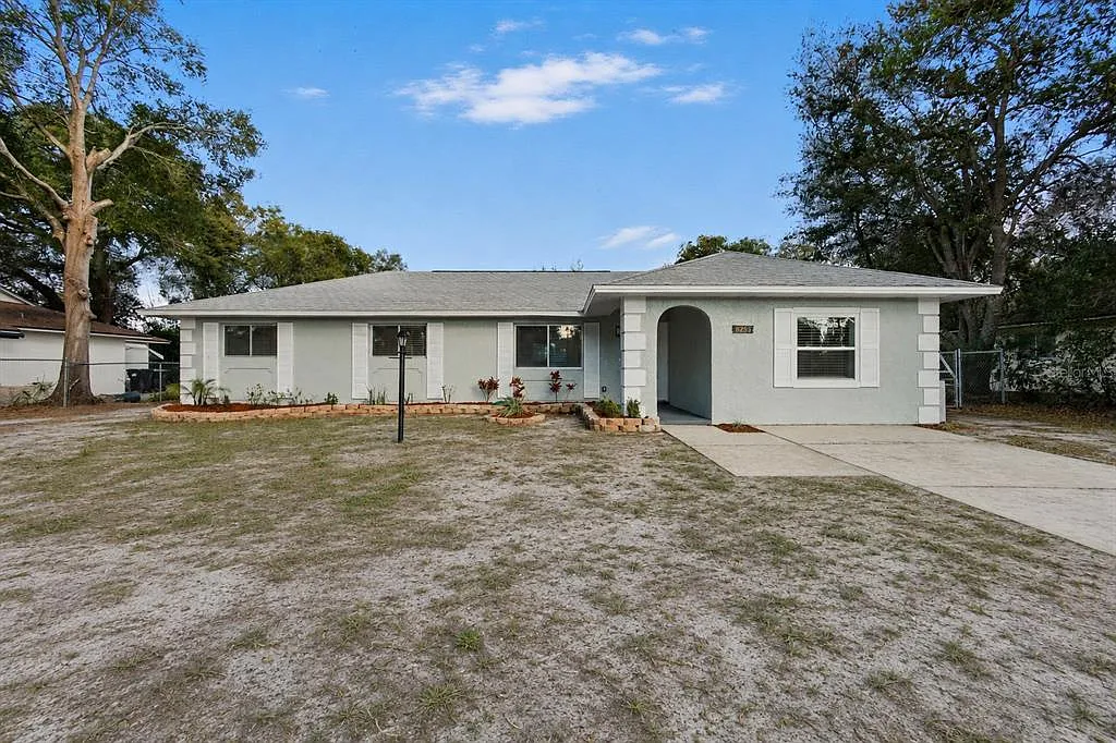 4 bed, 2.0 bath, 1624 sqft, $2,500 — Photo 1