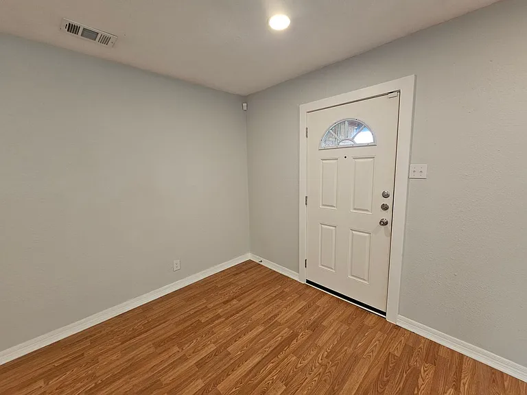2023 E Illinois Ave — Photo 6