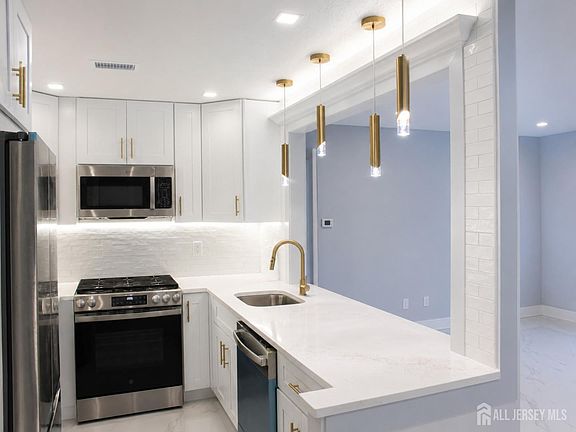 2nd image of 709 Sunshine Ct