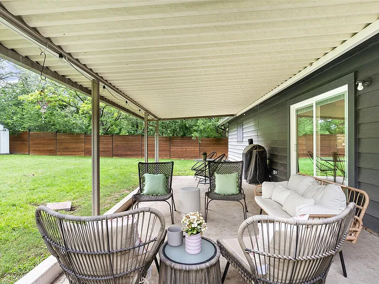 8704 Clarewood Dr — Photo 11