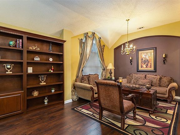 5th image of 525 Fawn Meadow Dr