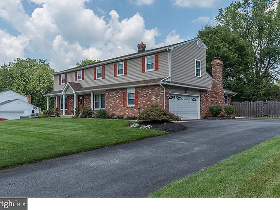 3rd image of 37 Winterbury Cir