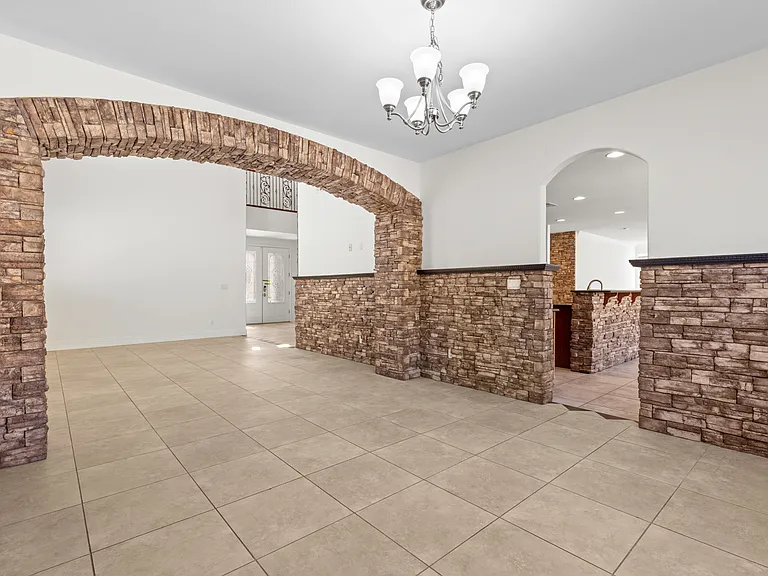 2733 Kildrummie St — Photo 3