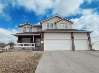8837 Prairie Village Cir, Lincoln, NE 68507