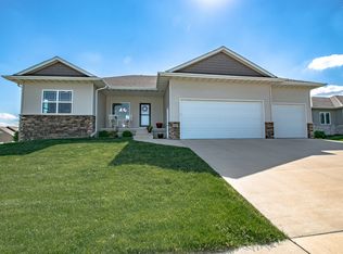 6308 Hoover Trail Rd SW, Cedar Rapids, IA 52404