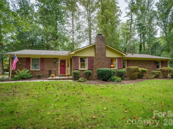 13 Foxhorn Ct, Hendersonville, NC 28791