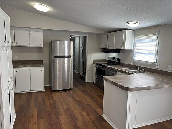 3rd image of 902 Elwood Ct