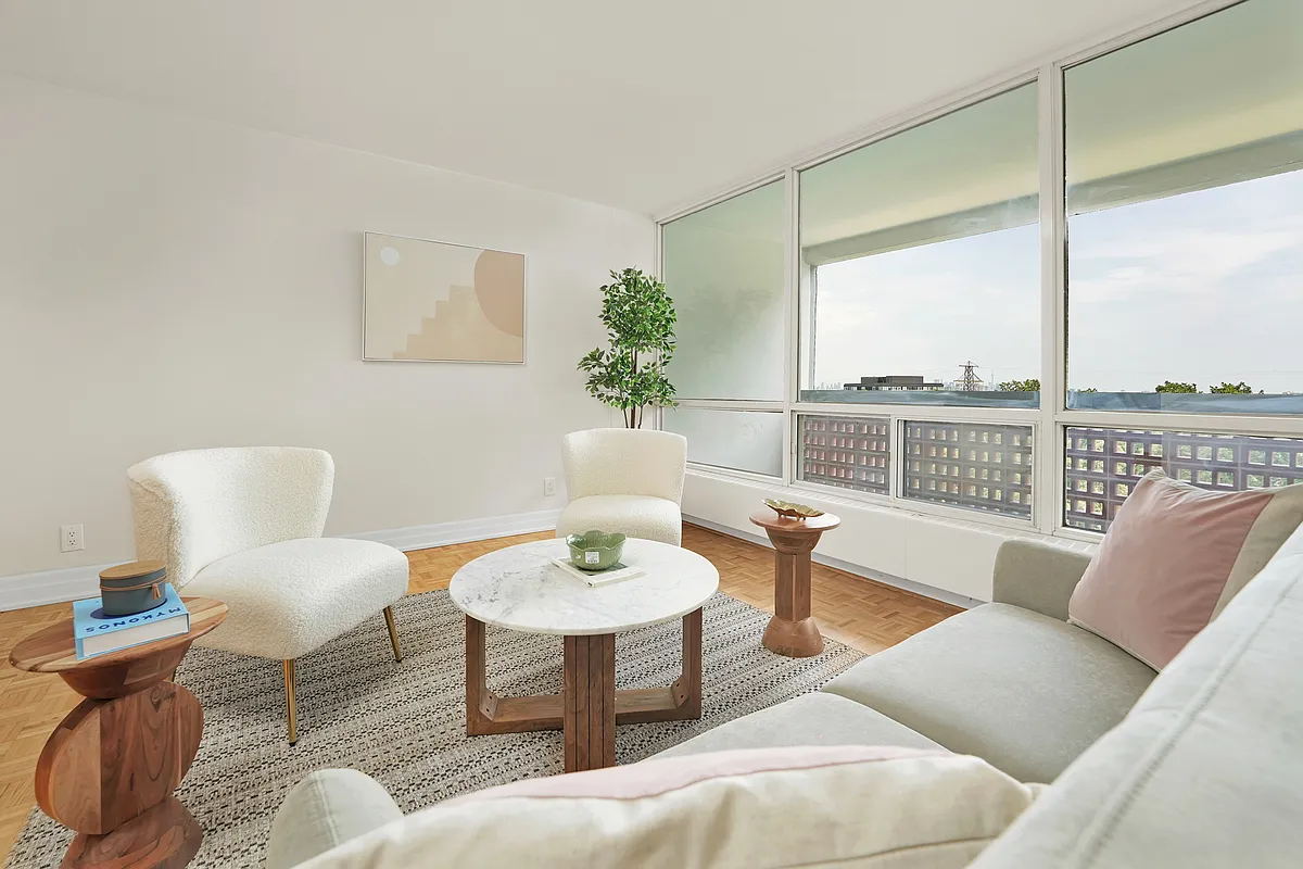 Building Photo - 1141 Royal York Rd #2 BD