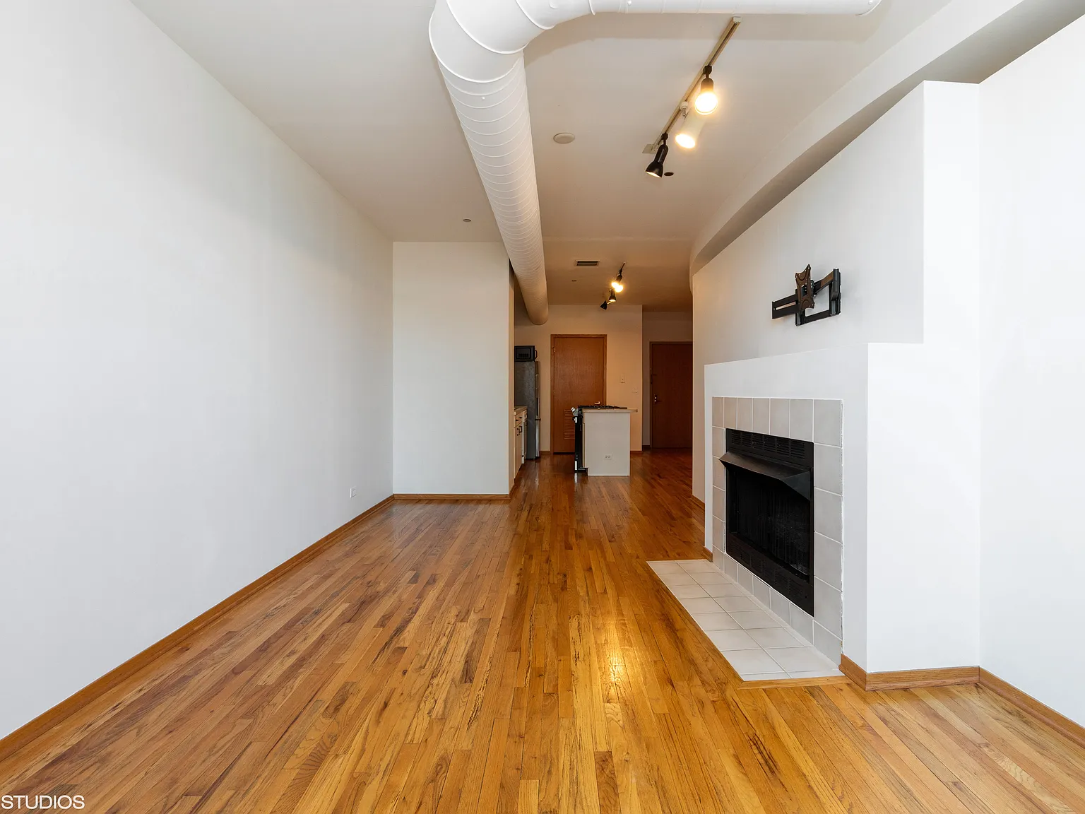 1 bed, 875 sqft, $2,500 — Photo 3