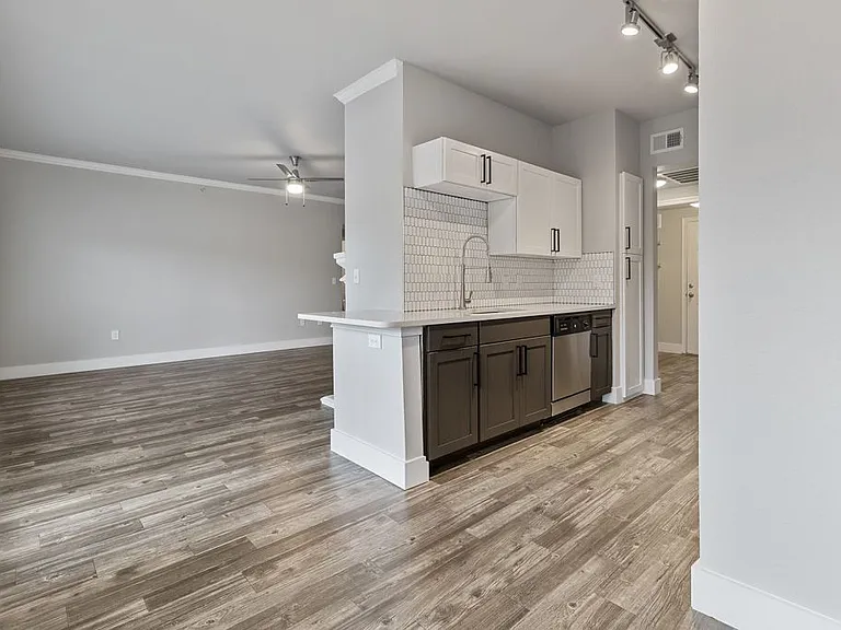 Oakville Apartments — Photo 13