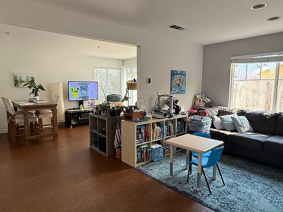 5th image of 211 Maple St